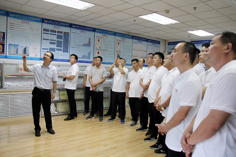 研建班学员参观尝试室1.jpg