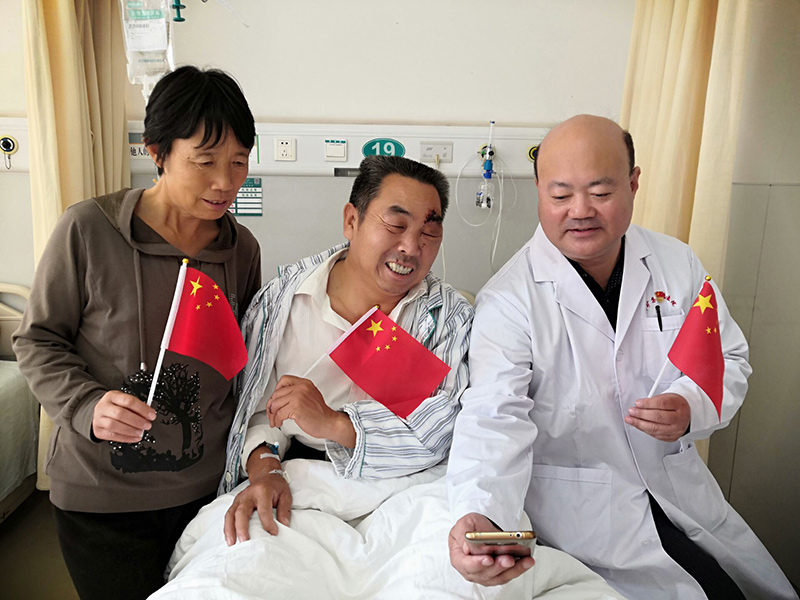 17 10月1日，华北医疗邢矿总医院表科二病区主任朱金华下夜班后与患者、眷属共同旁观建国70年庆祝大会。贝贝摄.jpg